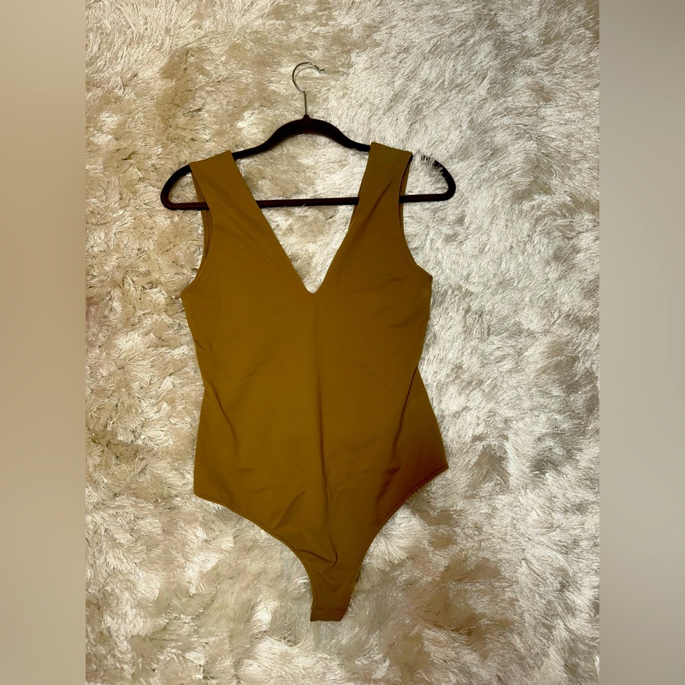 Free people beige v neck bodysuit. Size S/M
